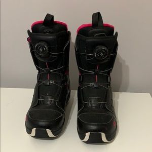Snowboard boots